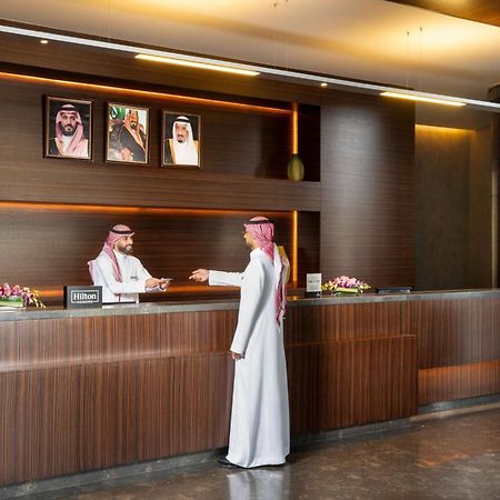 Hilton Riyadh Hotel & Residences Ngoại thất bức ảnh A Saudi Arabian man in traditional dress