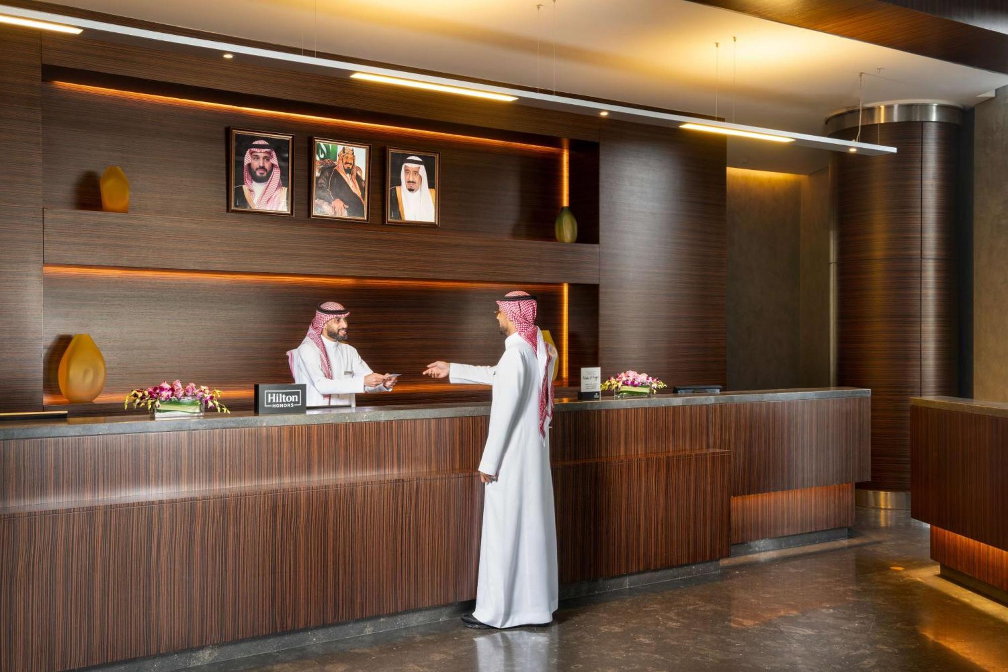 Hilton Riyadh Hotel & Residences Ngoại thất bức ảnh A Saudi Arabian man in traditional dress